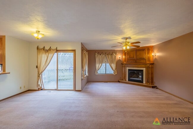 Building Photo - Amazing, Spacious Home! Pet Friendly!