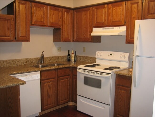 Building Photo - 212 Pinewood Dr