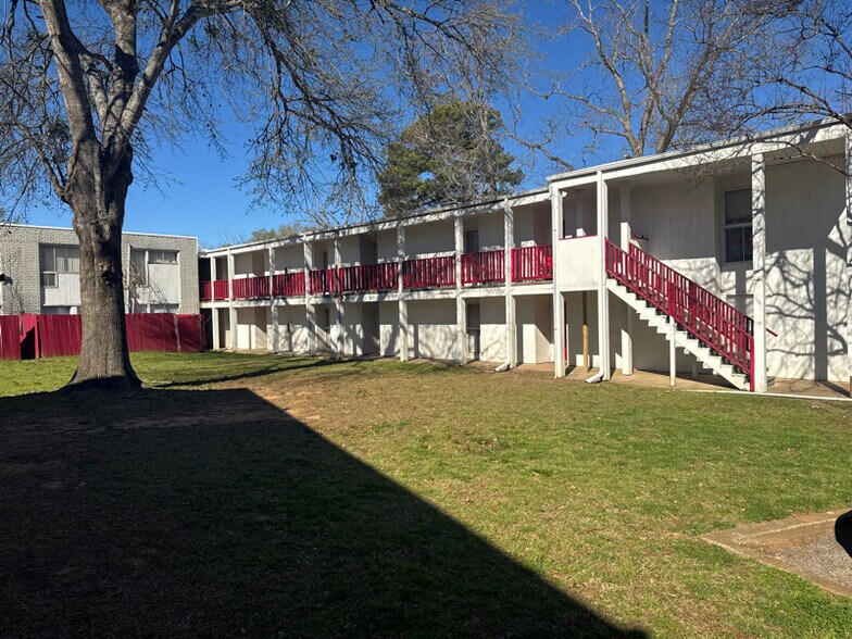 Building Photo - 701 Canada St