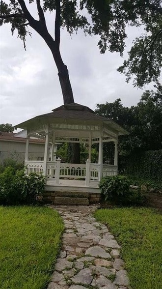 Building Photo - 316 1/2 E 7th Street Unit