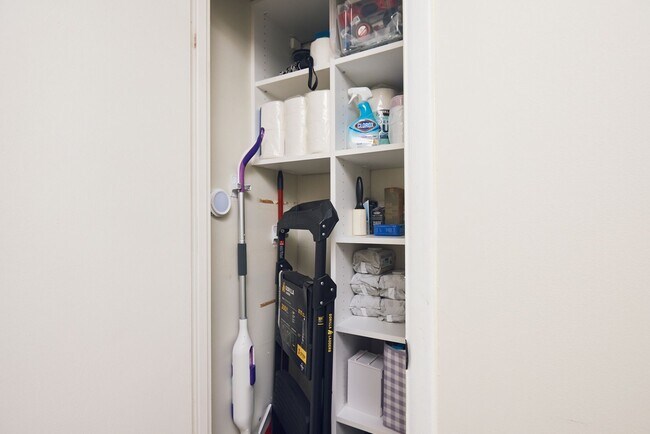 Building Photo - Furnished Buckhead Studio in Prime Peachtree Location