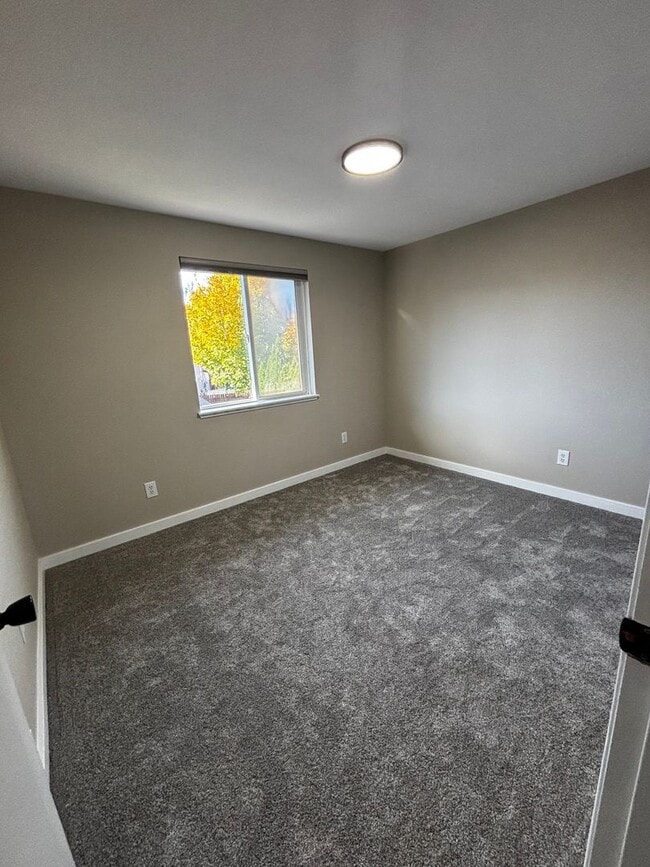 Building Photo - 4 bed 3 bath, Bonus room, Rv parking, Fenc...