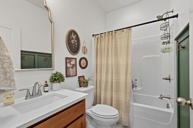 Building Photo - West Knoxville 37923 - 5 bedroom, 3 bath h...