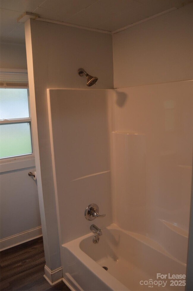 Building Photo - 511 S Elm St