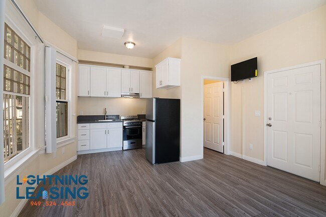Building Photo - 1015 S Burlington Ave