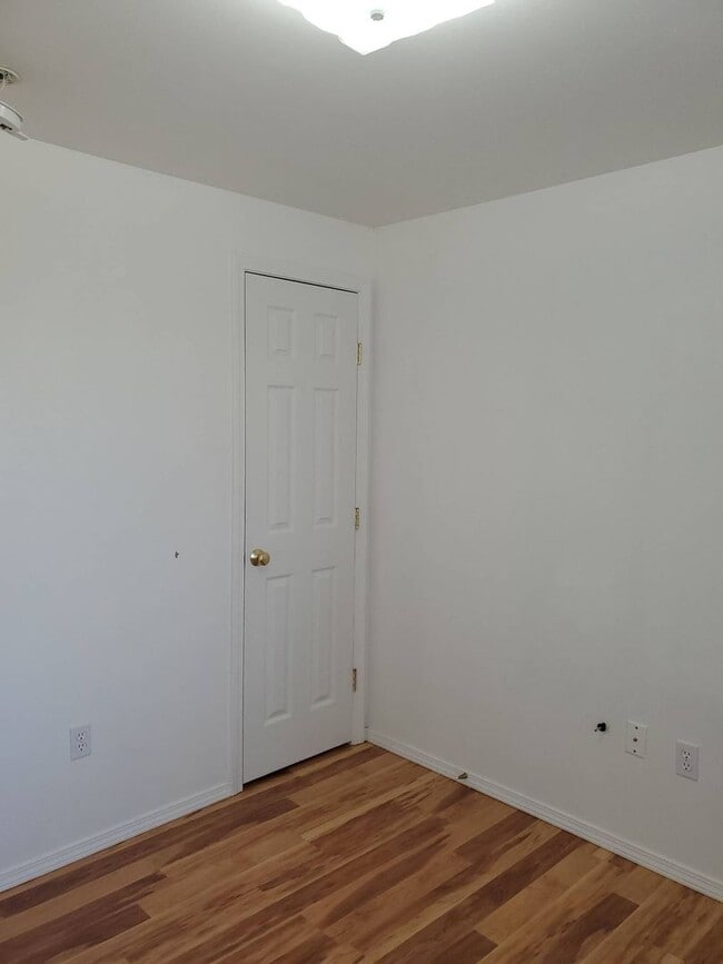 Building Photo - April Rent FREE - Double Car Garage & Fenced Yard