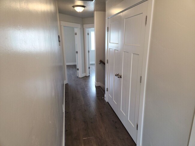 Building Photo - 4 Bedroom 2.5 Bathroom Lehi Townhome!