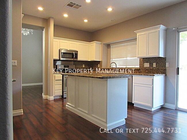 Building Photo - UPGRADED 4 BEDROOM 2.5 BATH HOUSE W/ DEN I...