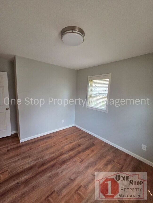 Building Photo - Gorgeous 3 Bedroom, 2.5 Bath in Kearney!