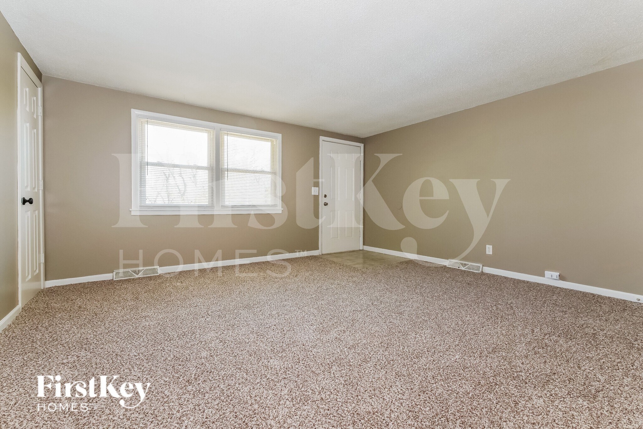 Building Photo - 5042 N Bellaire Ave