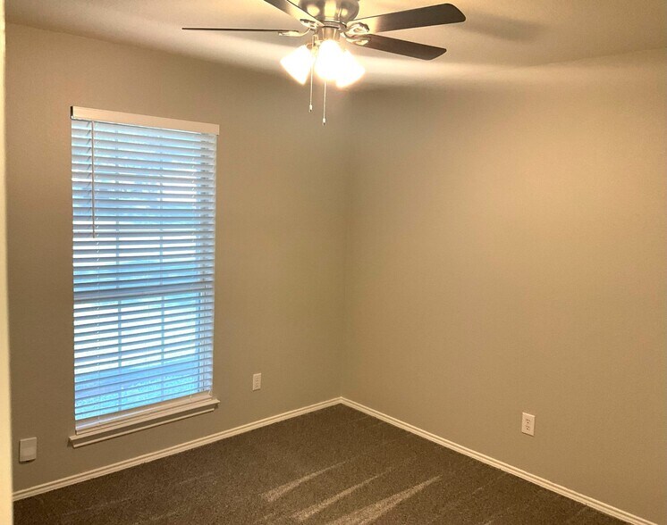 Building Photo - 708 Ridgehill Dr