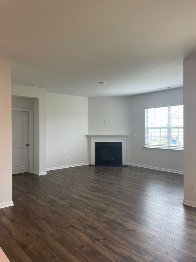 Building Photo - Spacious & Modern Ranch-Style Living