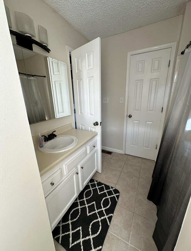 Building Photo - Room in Townhome on Mill Stone Dr