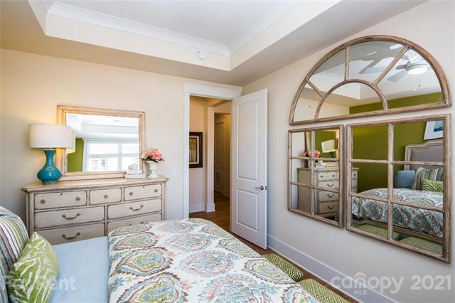 Building Photo - 9921 Holly Center Dr