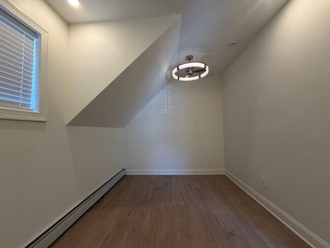 Building Photo - 5016 N Lawndale Ave