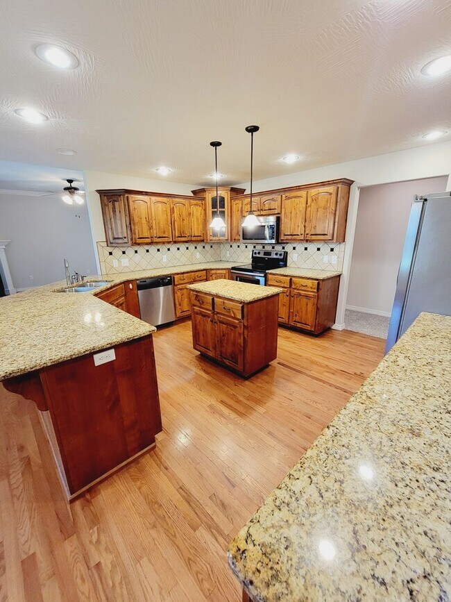 Building Photo - Prairie View Estates,  4 BR - 3 Car Garage...