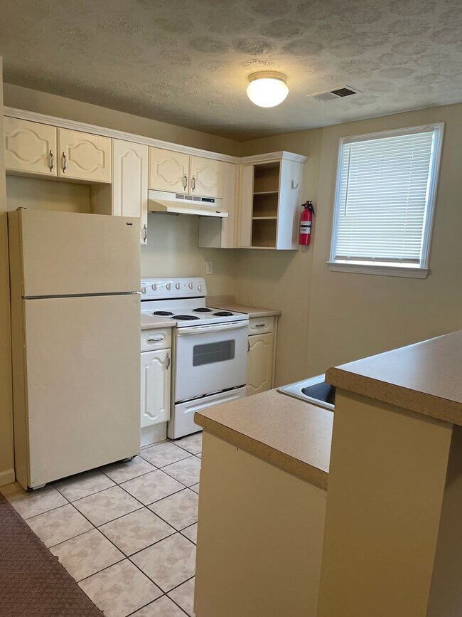 Building Photo - 5963 Peco Ln