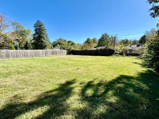 Building Photo - Amazing Home in Tahoma Terrace!