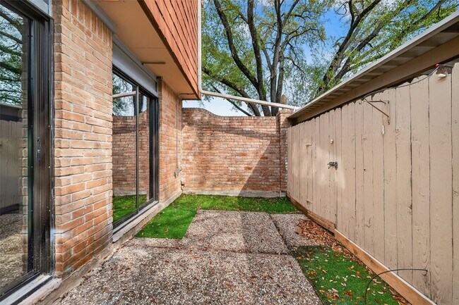 Building Photo - 500 N Post Oak Ln