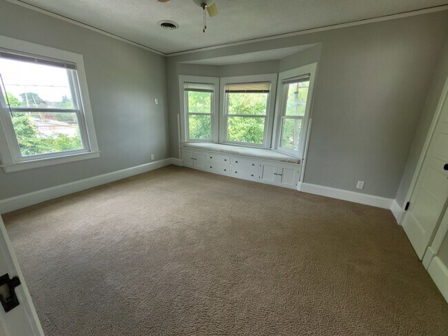 Building Photo - Beautiful 4 bedroom 2.5 house