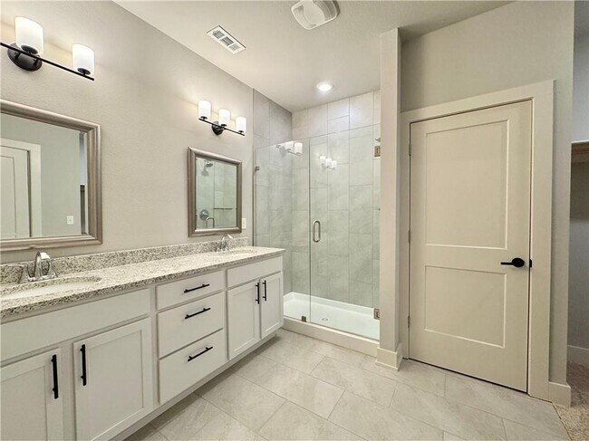 Building Photo - 832 NE Hts Ln