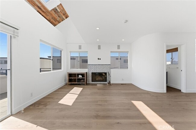 Building Photo - 1452 Loma Dr