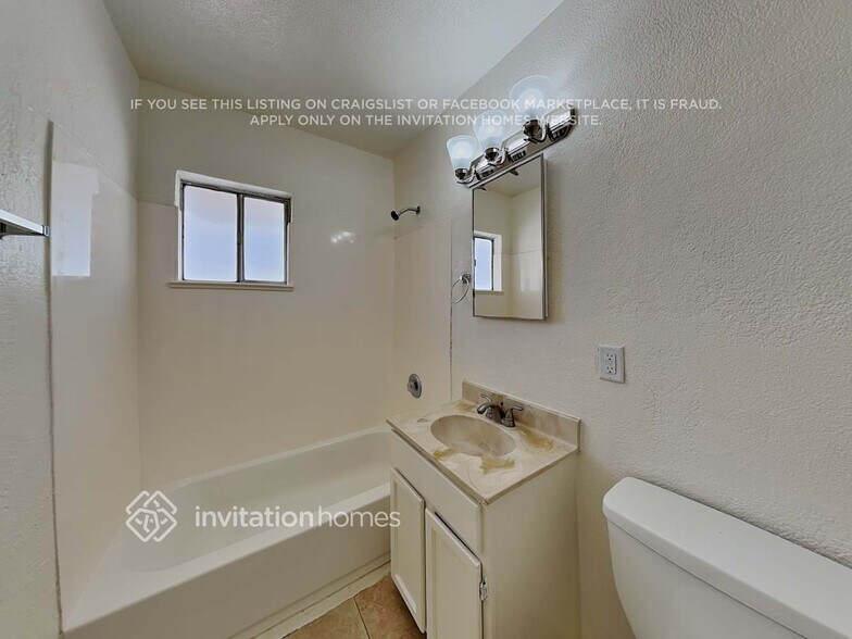 Building Photo - 9444 N 4th Ave