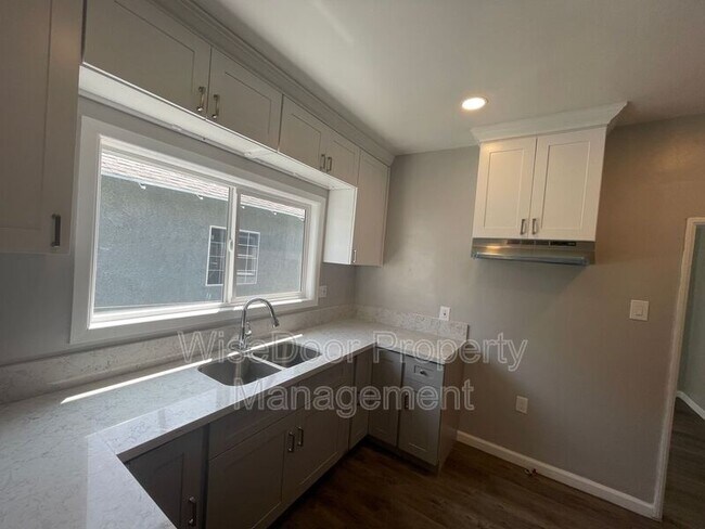 Building Photo - 155 W 43rd St