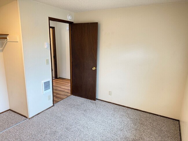 Building Photo - 3 bedroom 2 bath house in a great neighborhood!