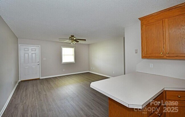 Building Photo - 150 Glen Gar Drive Professionally Managed ...