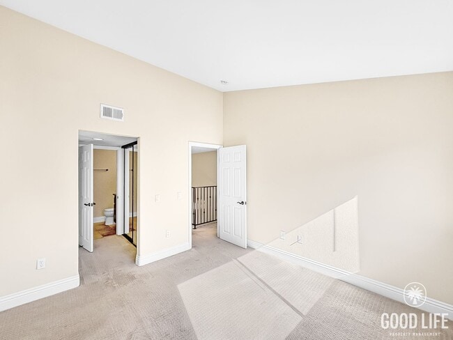 Building Photo - Amazing 2BD/2.5BA condo w/ washer/dryer & ...