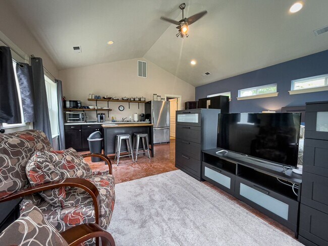 Building Photo - Willow Run Studio: Light, Bright, nice gar...