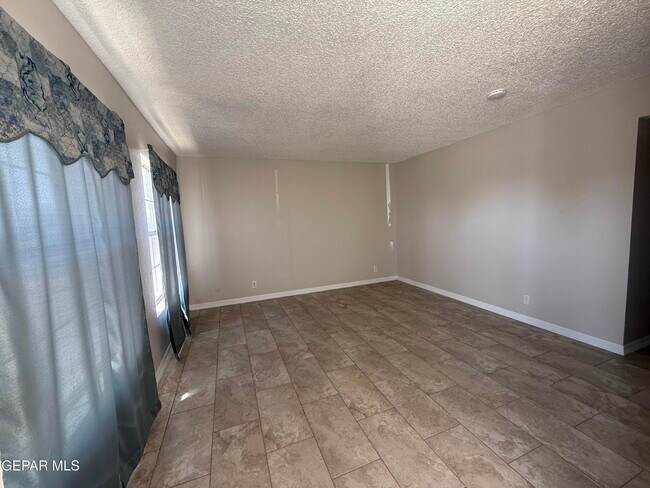 Building Photo - 955 Versailles Dr