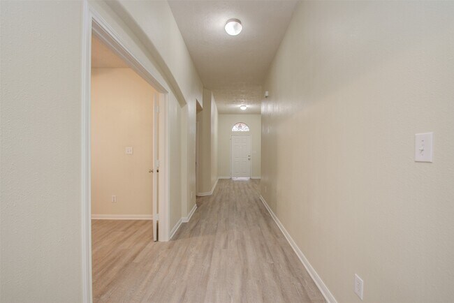 Building Photo - 14903 Lanai Dr
