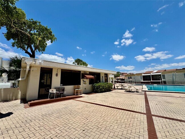 Building Photo - 8810 Fontainebleau Blvd