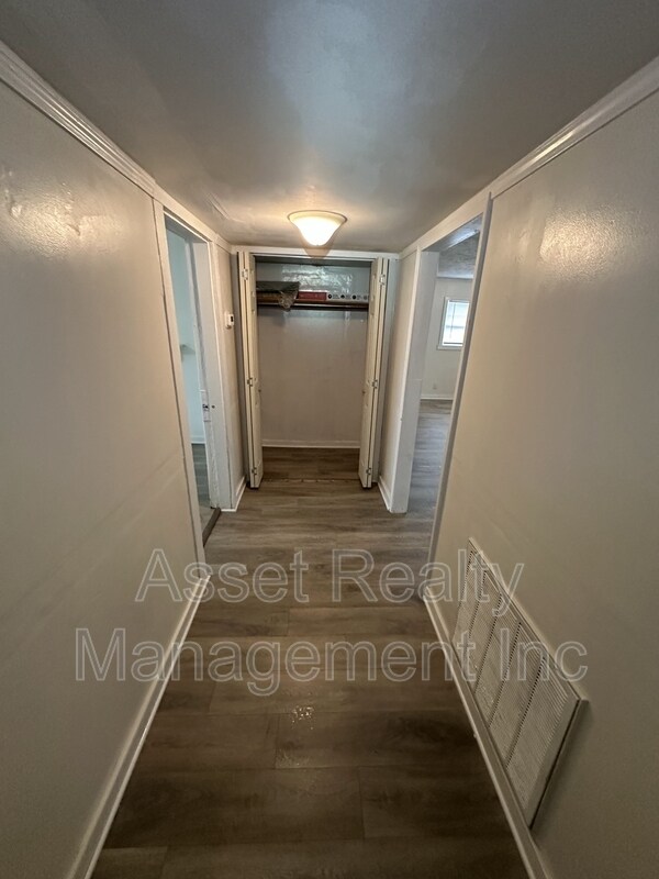 Building Photo - 500 W Strang St