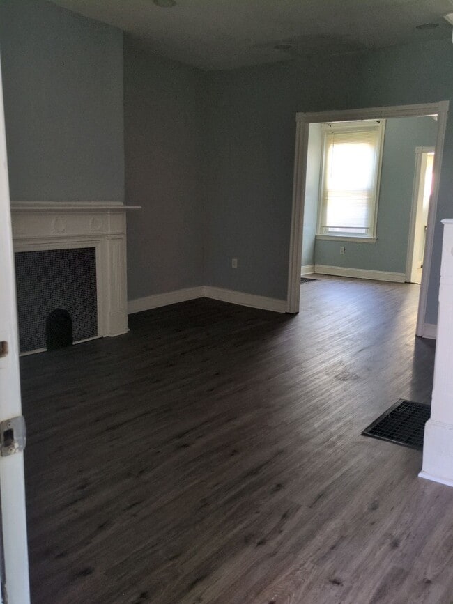 Building Photo - 714 E 22nd St