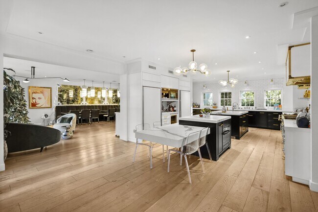 Building Photo - 23255 Mariposa De Oro St