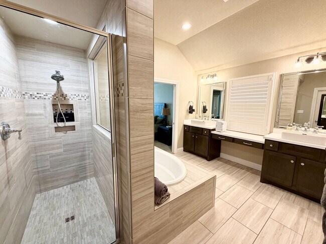 Building Photo - Beautiful 4 Bedroom Rental with Garage & Outdoor Living Space