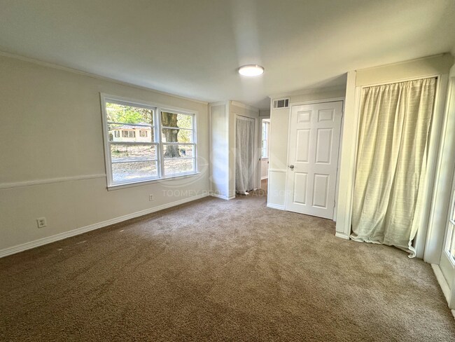 Building Photo - 5207 Azalea Cir S