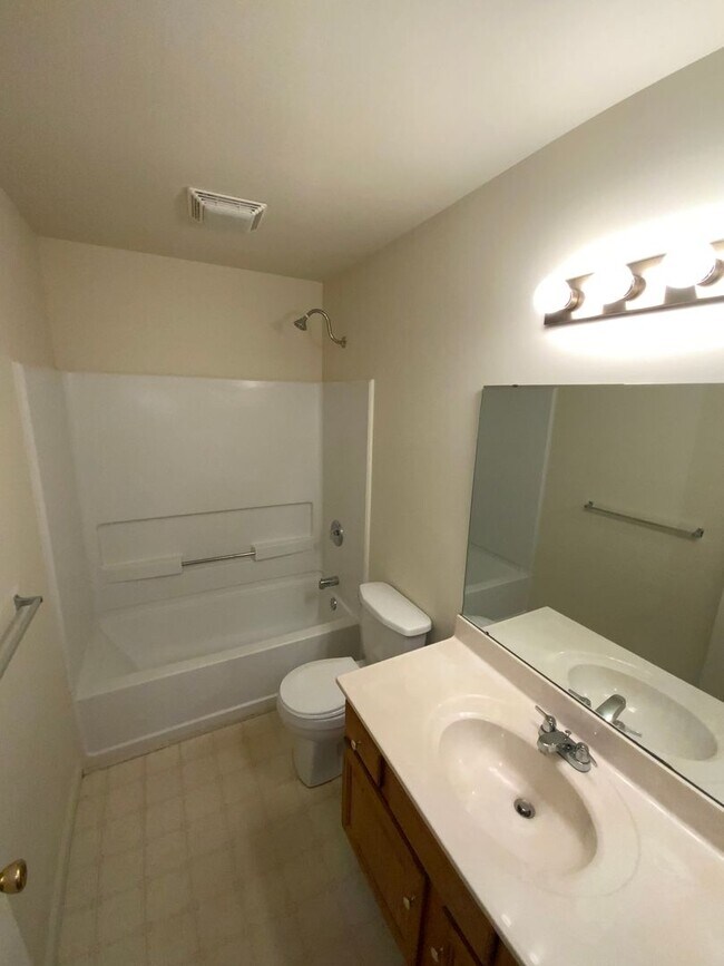 Building Photo - 204 Elmshire Dr