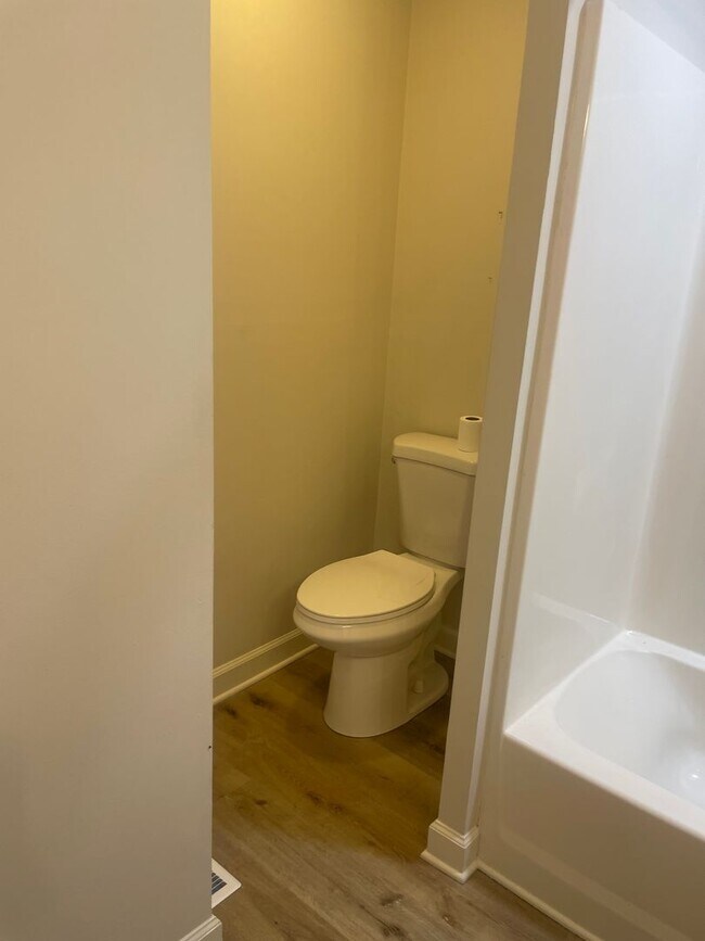 Building Photo - Knoxville 37918 - 2 bedroom, 2.5 bath Townhome - Contact Lisa Vineyard & Shannon Russell (865) 21...