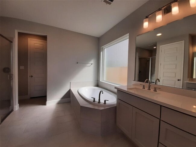Building Photo - 7575 Pemberley Ct
