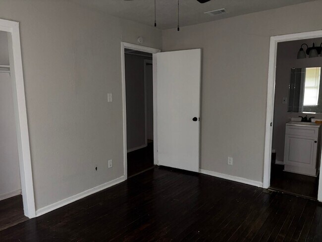 Building Photo - 6122 Glenhurst Dr