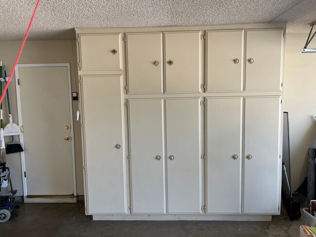 Building Photo - 1090 Foxenwood Dr