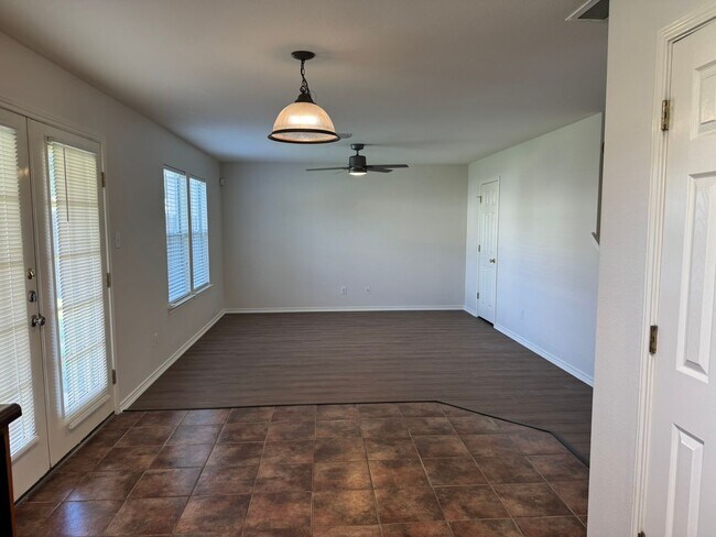 Building Photo - 3 Bedroom/2.5 Bath Springwood Subdivision