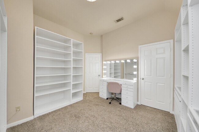 Building Photo - 30214 Vinebriar Dr