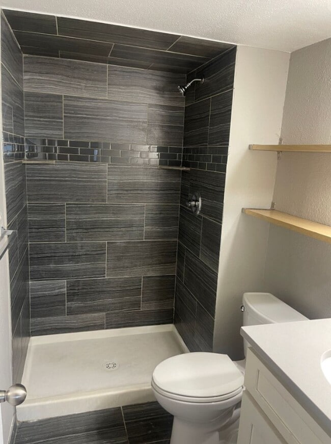 Building Photo - 3 Bedroom 2 Bathroom Condo in Applewood-Move in Ready!