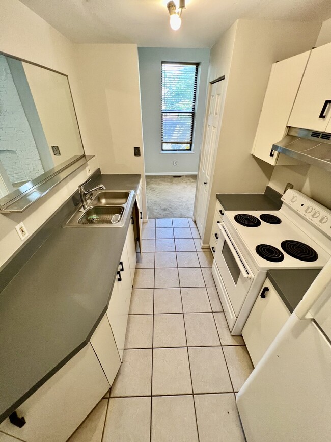 Building Photo - Charming 1 Bed, 1 Bath