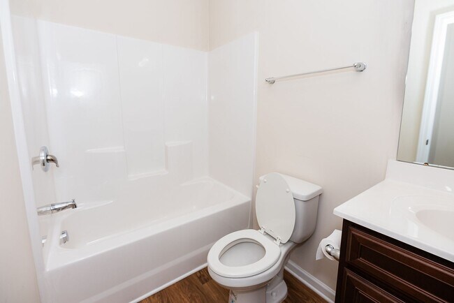 Building Photo - Spacious 5 Bedroom, 3 bath home in Greensboro with 2 car garage